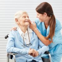 Giúp việc chăm người già giá bao nhiêu? Bảng giá thuê chi tiết nhất