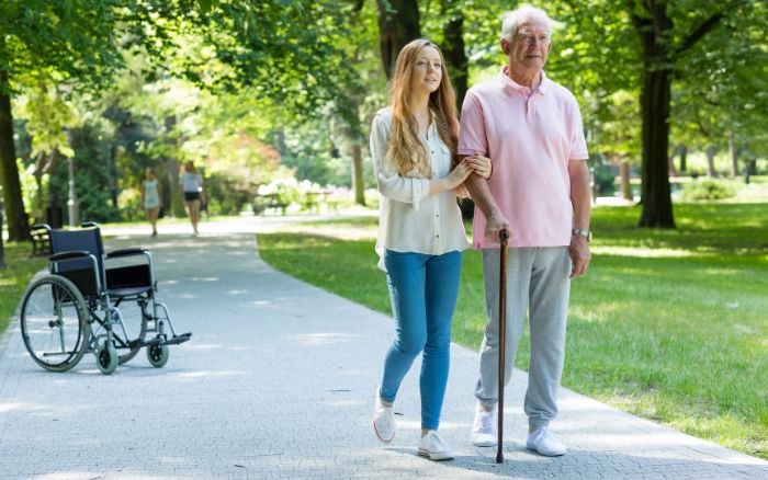 Giúp việc chăm người già cần đi dạo thường xuyên để tạo cảm giác thoải mái cho họ.